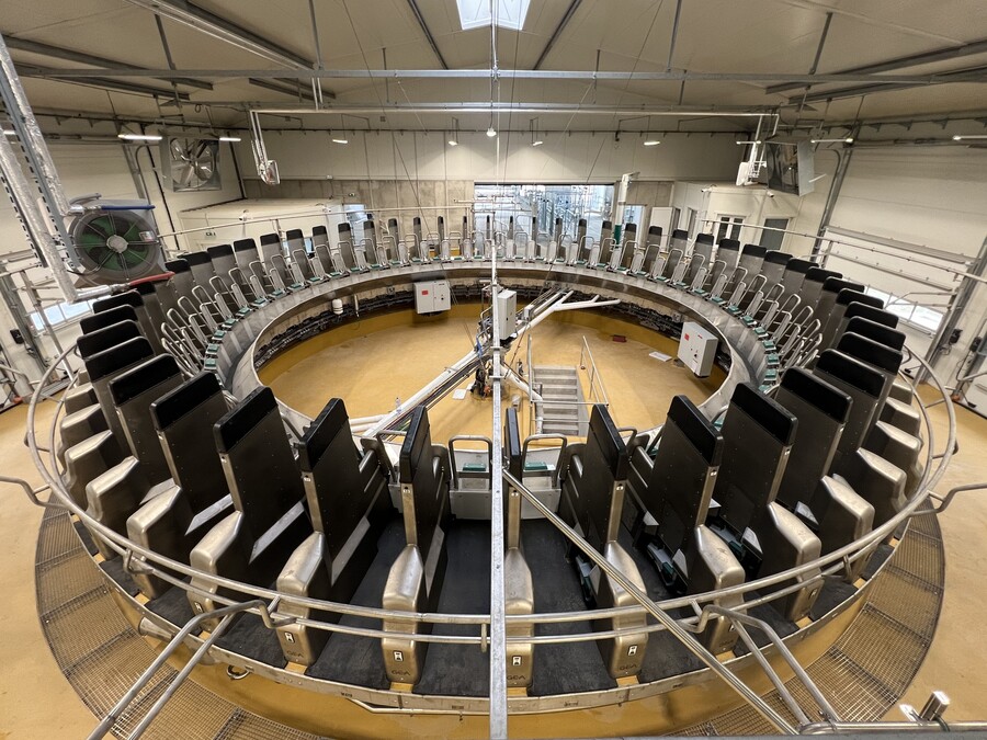 Robotická kruhová dojírna Uhelná Příbram